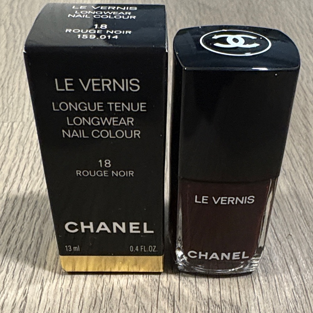 Brand New Chanel Les Vernis 18 Rouge Noir